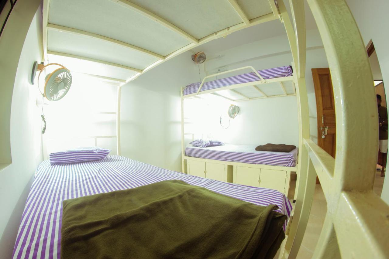 Bonds Hostel แคนโดลิม ภายนอก รูปภาพ