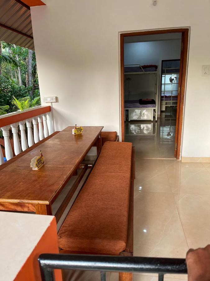 Bonds Hostel แคนโดลิม ภายนอก รูปภาพ